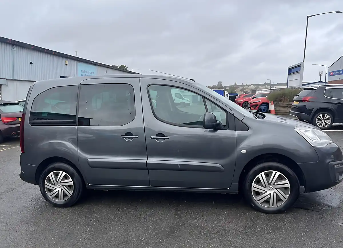 Used 2017 Citroen Berlingo Feel Multispace Grey - Interior and Exterior details 9