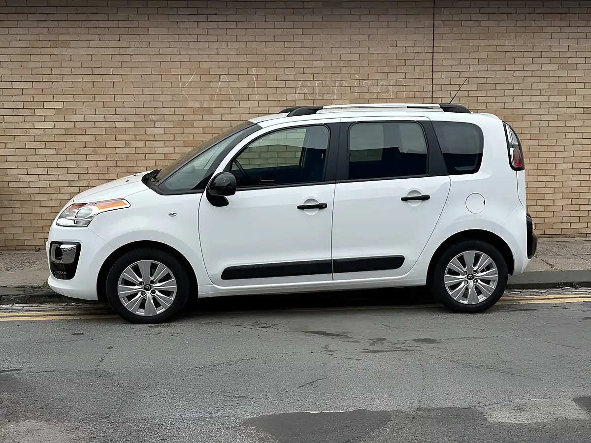 Used 2017 Citroen C3 Picasso Edition White - Interior and Exterior details 2