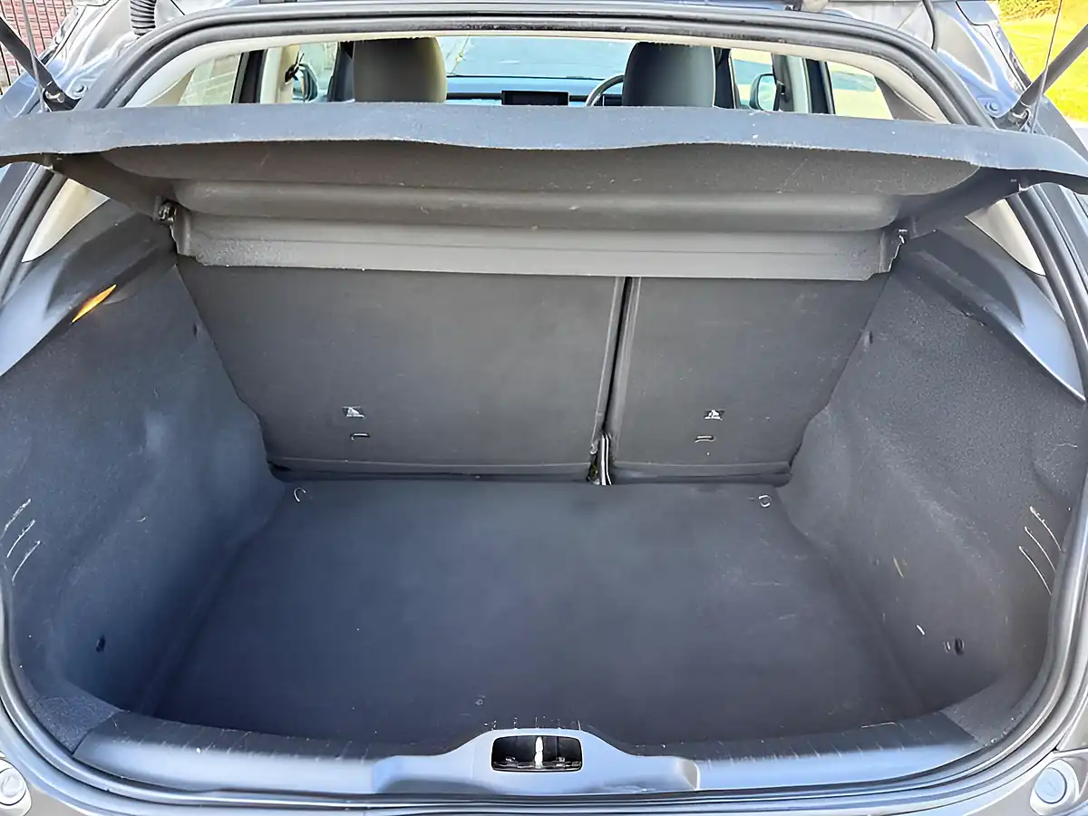 Used 2017 Citroen C4 Cactus Feel Grey - Interior and Exterior details 12