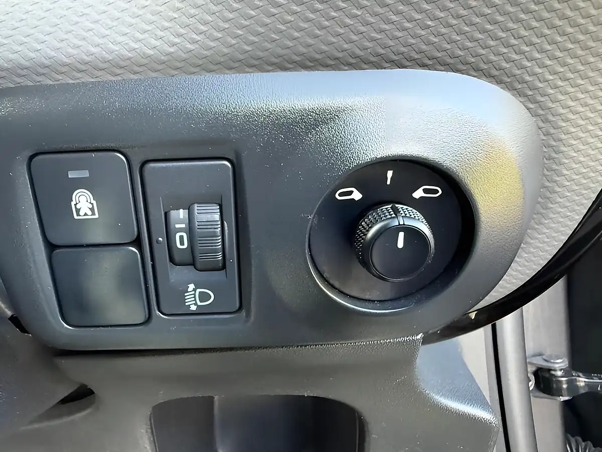Used 2017 Citroen C4 Cactus Feel Grey - Interior and Exterior details 16