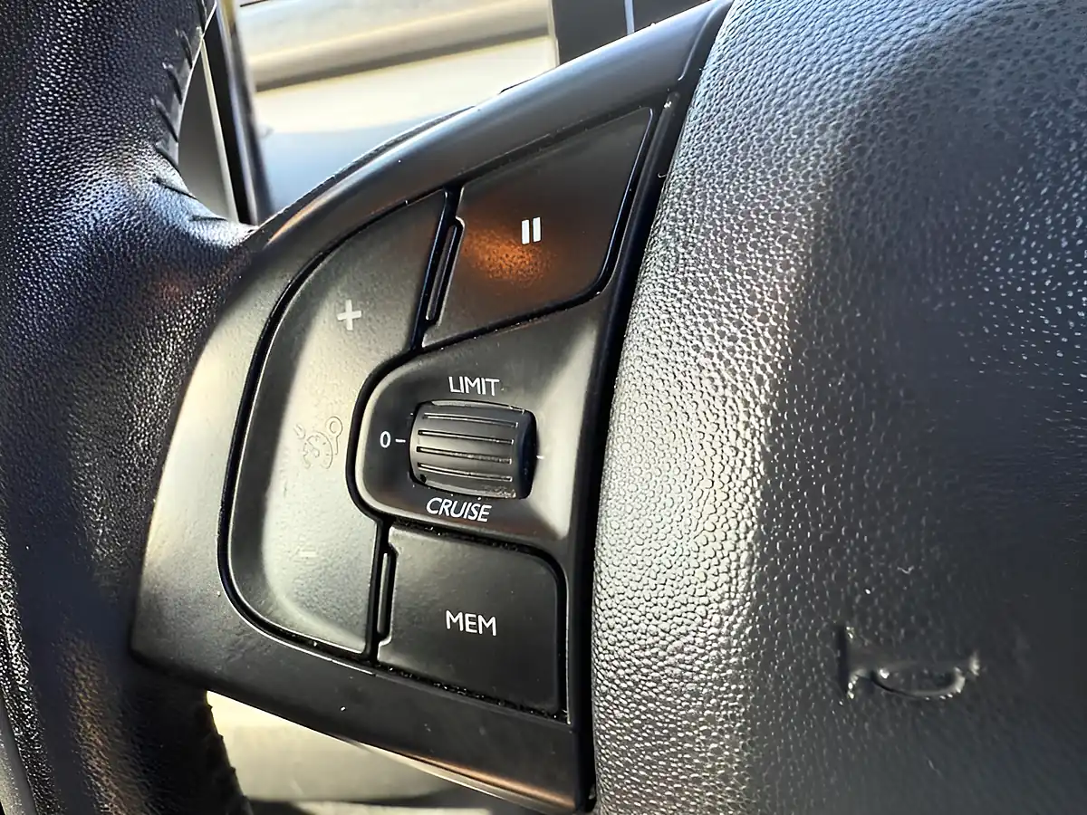 Used 2017 Citroen C4 Cactus Feel Grey - Interior and Exterior details 17