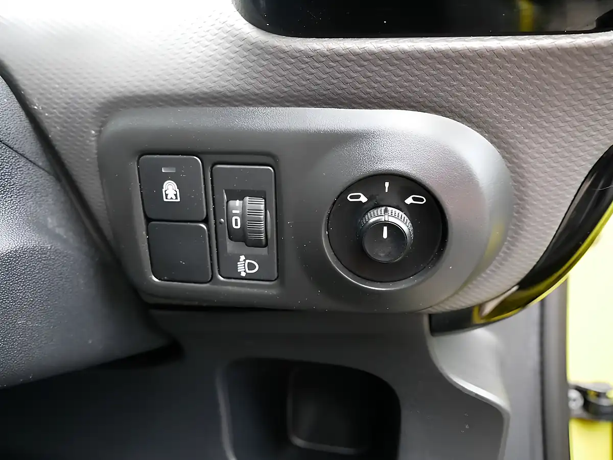 Used 2017 Citroen C4 Cactus Flair Edition Yellow - Interior and Exterior details 15