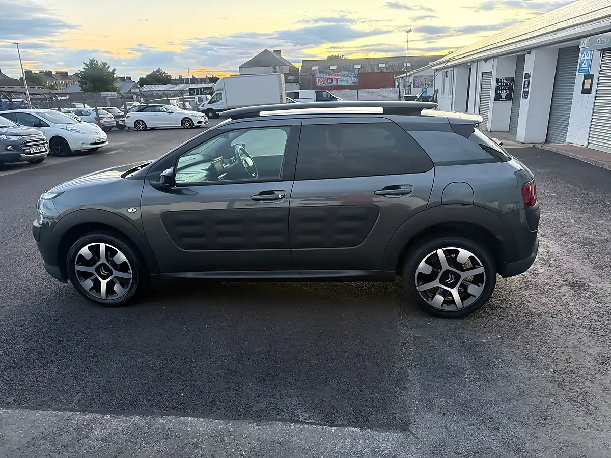 Used 2017 Citroen C4 Cactus Flair Grey - Interior and Exterior details 8