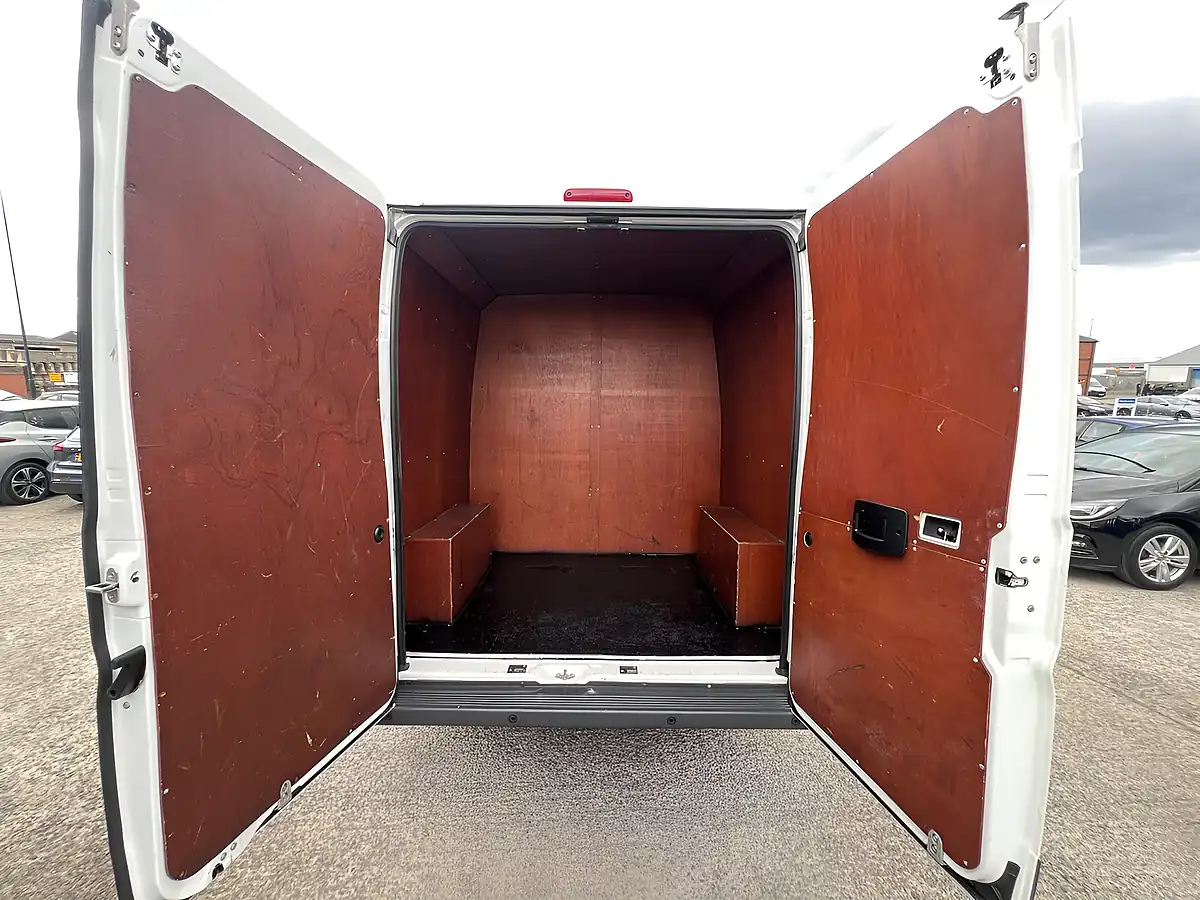 Used 2017 Citroen Relay 35 Enterprise White - Interior and Exterior details 5