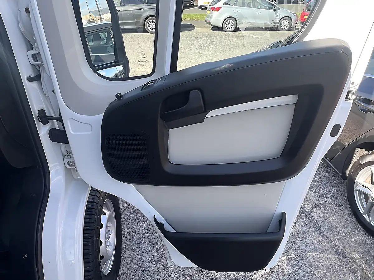Used 2017 Citroen Relay Enterprise White - Interior and Exterior details 17