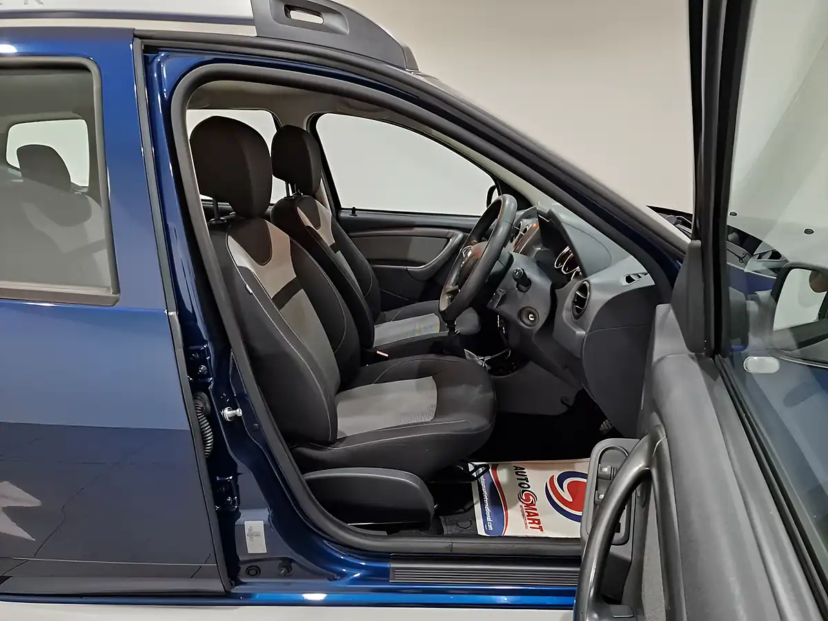Used 2017 Dacia Duster Laureate Cosmo Blue Cosmos Blue - Interior and Exterior details 9