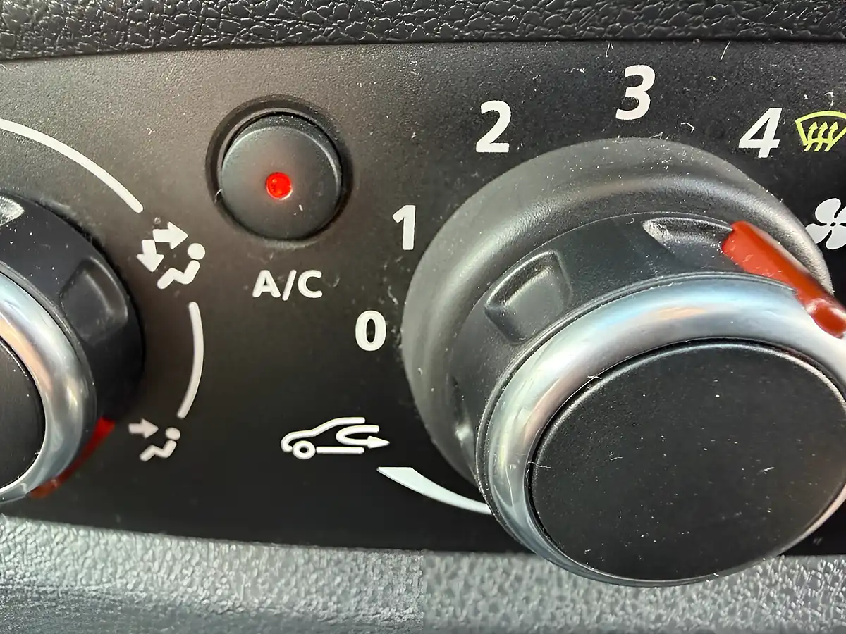 Used 2017 Dacia Duster Laureate White - Interior and Exterior details 11
