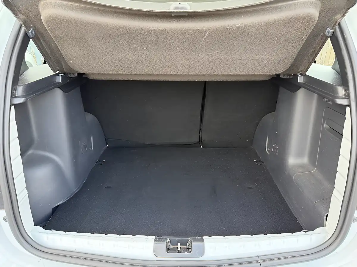 Used 2017 Dacia Duster Laureate White - Interior and Exterior details 14