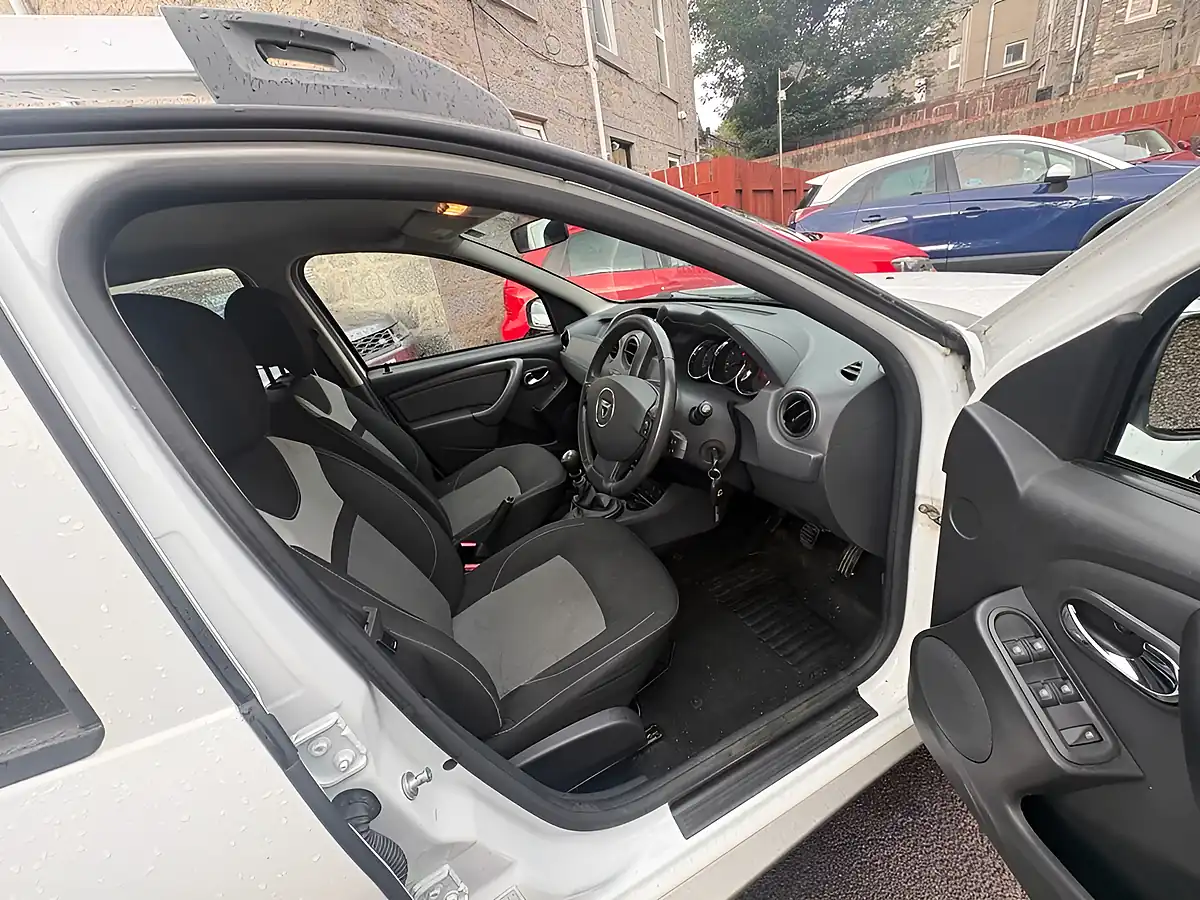 Used 2017 Dacia Duster Laureate White - Interior and Exterior details 10
