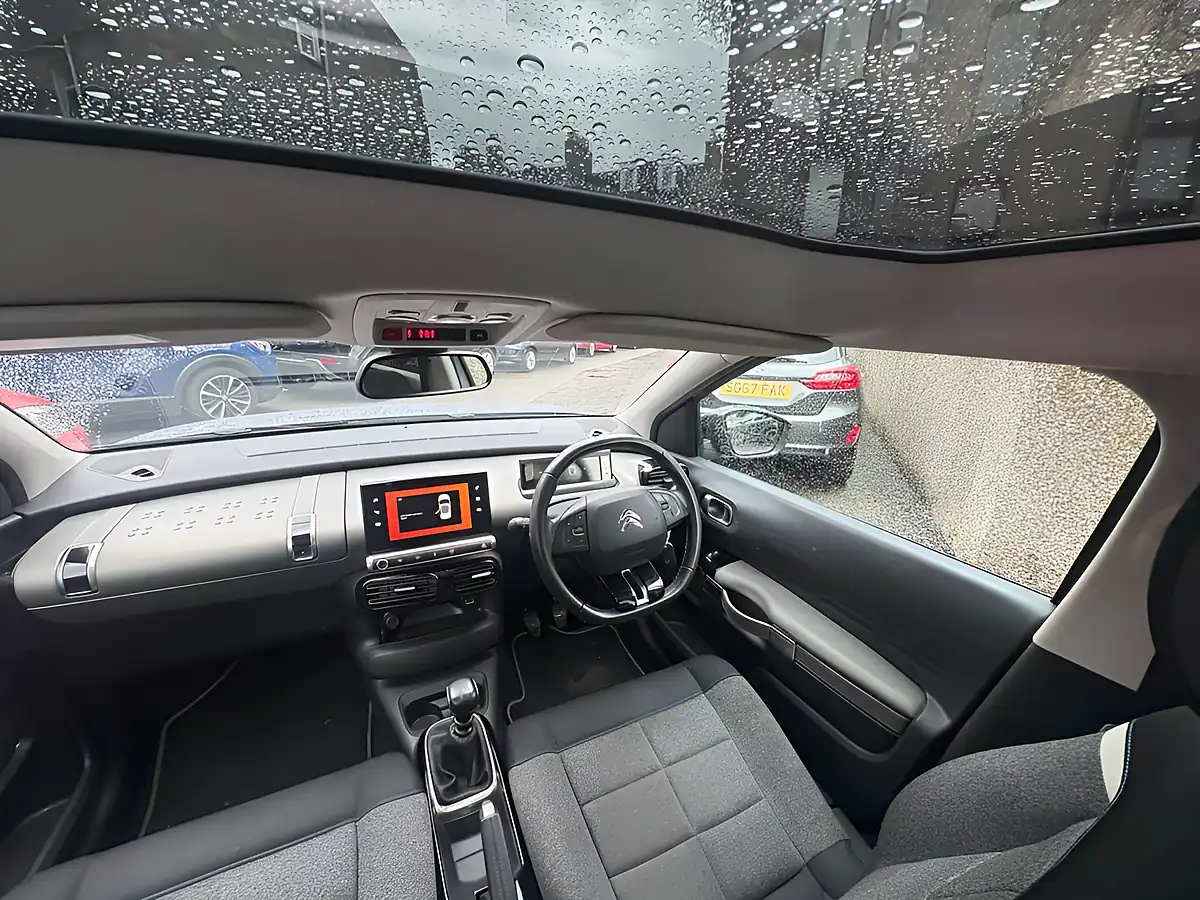 Used 2017 Dacia Duster Laureate White - Interior and Exterior details 13