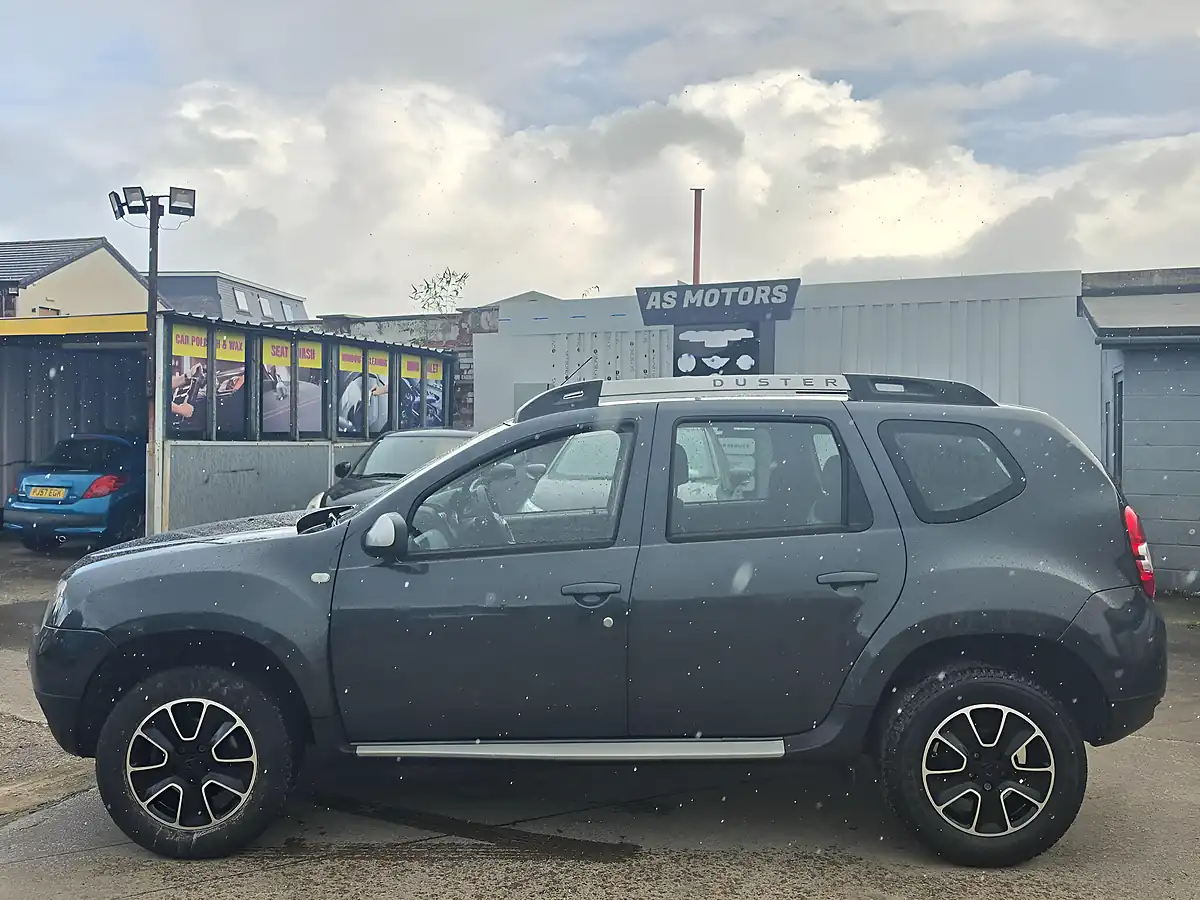 Used 2017 Dacia Duster Prestige Grey - Interior and Exterior details 4