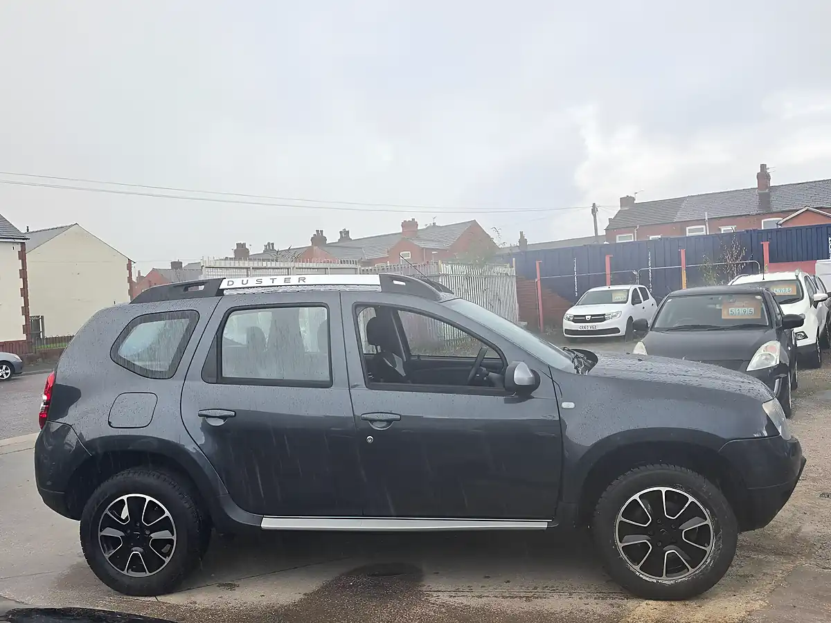 Used 2017 Dacia Duster Prestige Grey - Interior and Exterior details 8