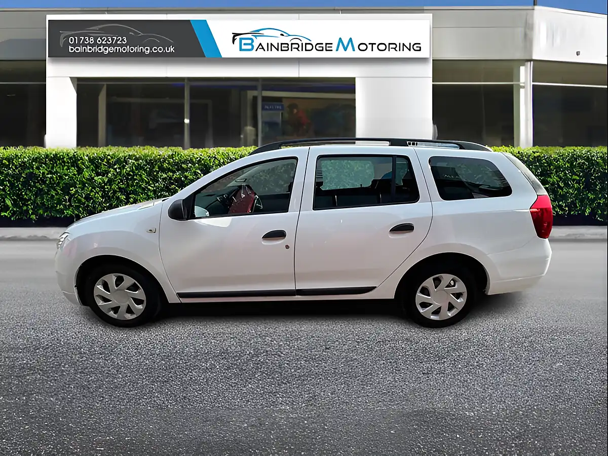 Used 2017 Dacia Logan Mcv Ambiance Glacier White - Interior and Exterior details 6