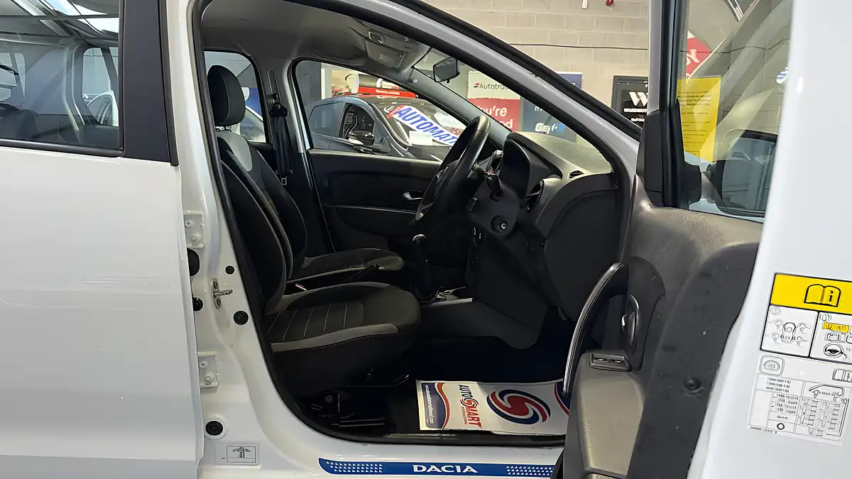 Used 2017 Dacia Logan Mcv Stepway Stepway Laureate White - Interior and Exterior details 10
