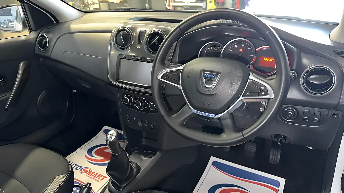 Used 2017 Dacia Logan Mcv Stepway Stepway Laureate White - Interior and Exterior details 11