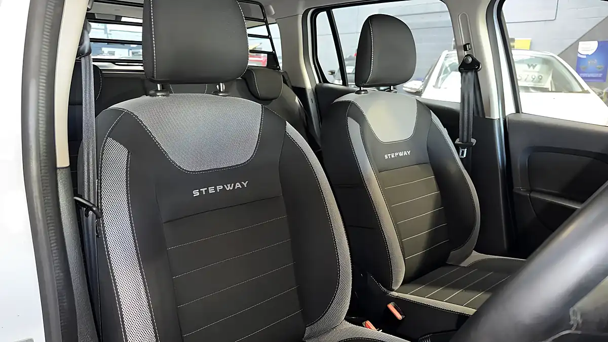 Used 2017 Dacia Logan Mcv Stepway Stepway Laureate White - Interior and Exterior details 12