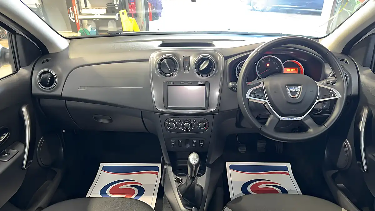 Used 2017 Dacia Logan Mcv Stepway Stepway Laureate White - Interior and Exterior details 13