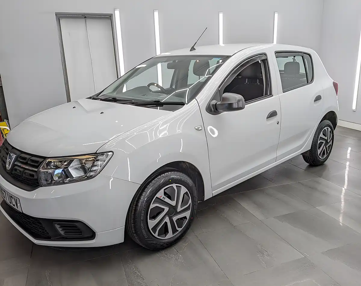 Used 2017 Dacia Sandero Ambiance Glacier White - Interior and Exterior details 3
