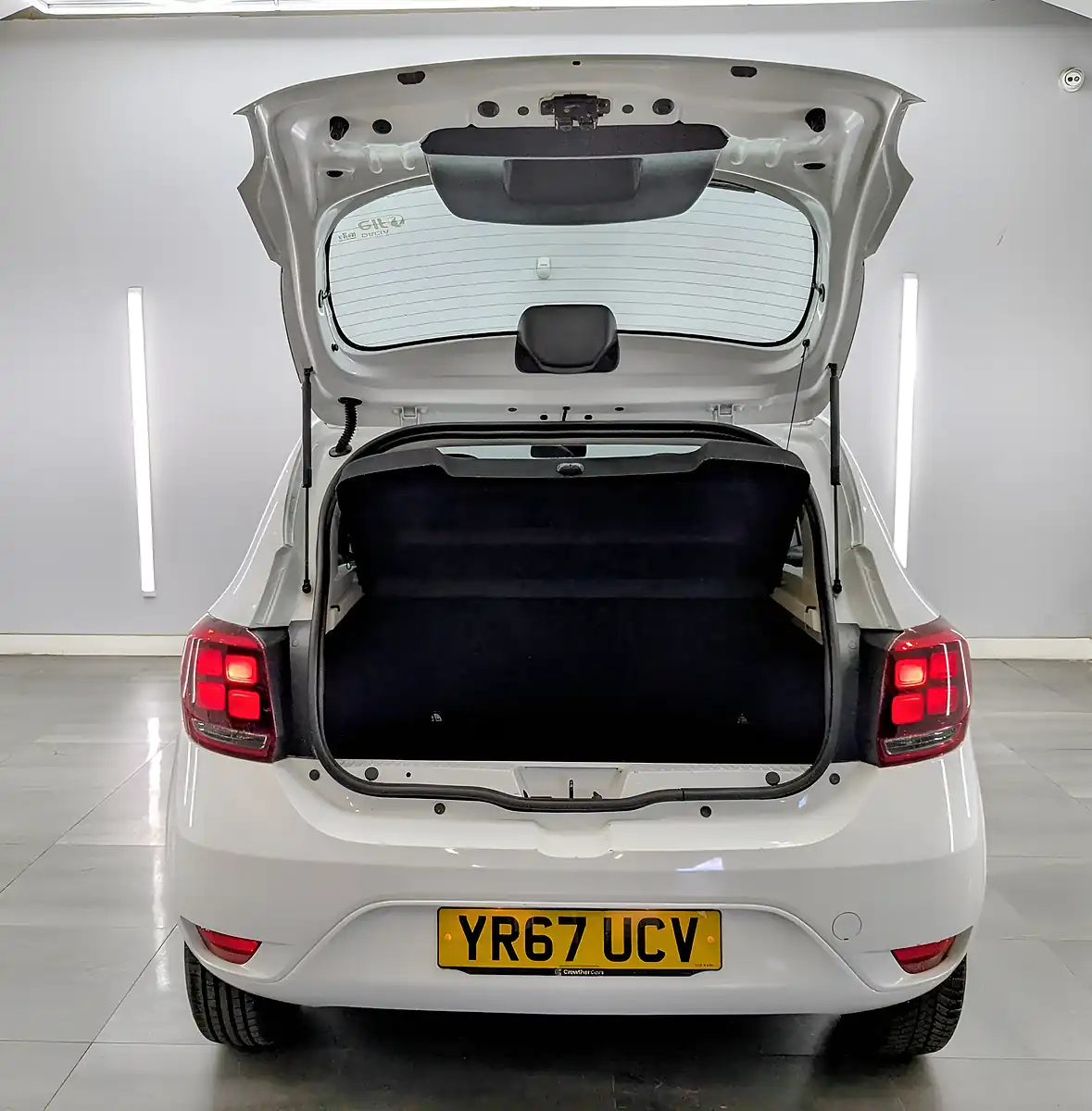 Used 2017 Dacia Sandero Ambiance Glacier White - Interior and Exterior details 9