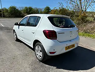 Used 2017 Dacia Sandero Laureate Glacier White - Interior and Exterior details 4