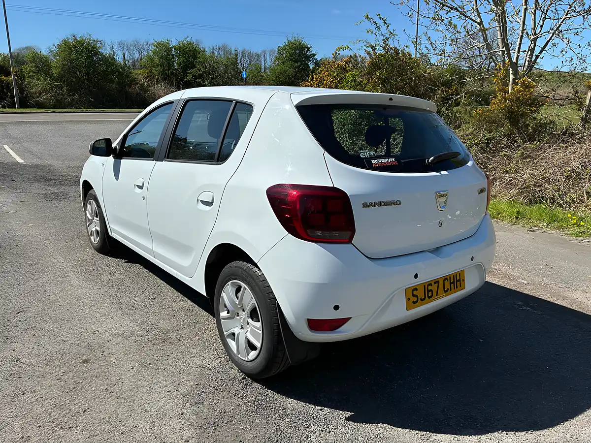 Used 2017 Dacia Sandero Laureate Glacier White - Interior and Exterior details 4