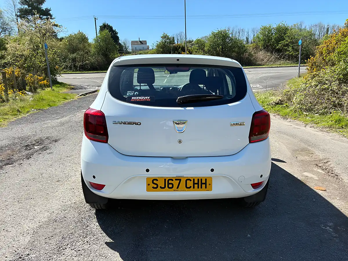Used 2017 Dacia Sandero Laureate Glacier White - Interior and Exterior details 5
