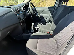 Used 2017 Dacia Sandero Laureate Glacier White - Interior and Exterior details 8