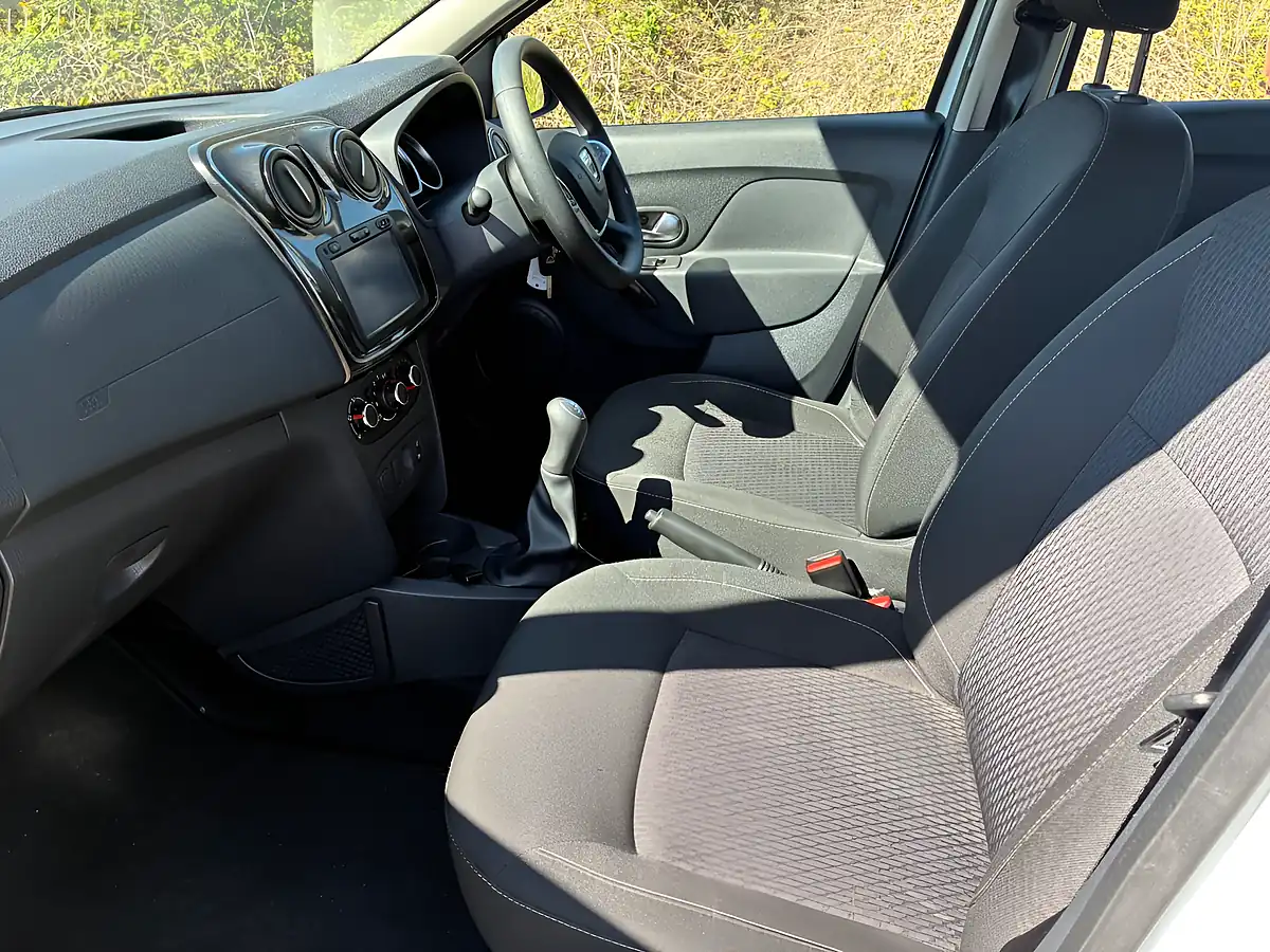 Used 2017 Dacia Sandero Laureate Glacier White - Interior and Exterior details 8