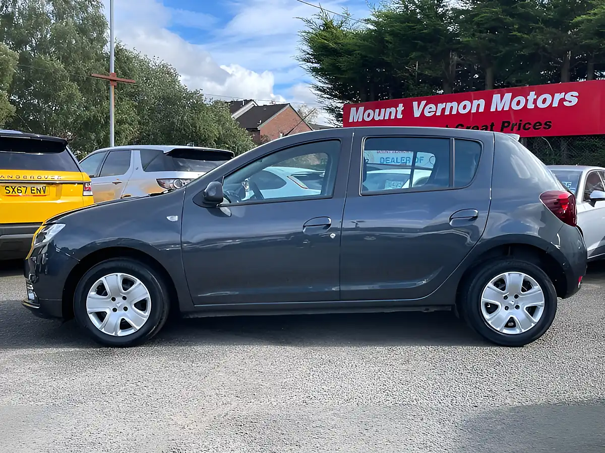 Used 2017 Dacia Sandero Laureate Grey - Interior and Exterior details 5