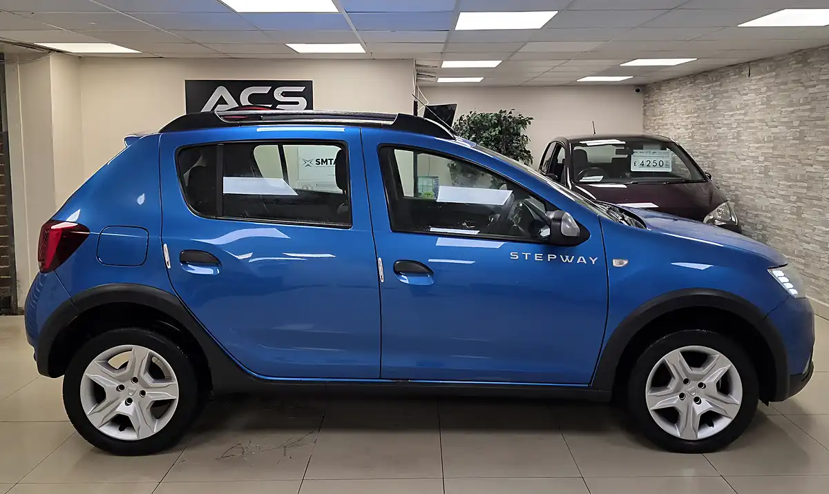 Used 2017 Dacia Sandero Stepway Ambiance Azurite Blue - Interior and Exterior details 5