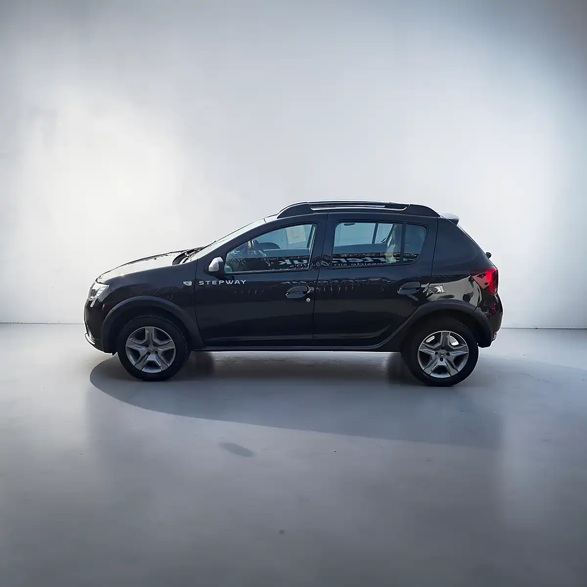 Used 2017 Dacia Sandero Stepway Ambiance Edition Agate Black Metallic - Interior and Exterior details 5