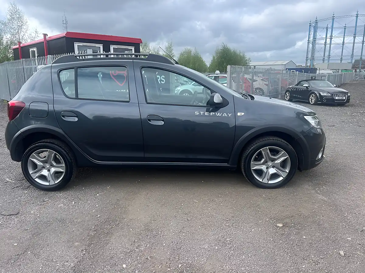 Used 2017 Dacia Sandero Stepway Ambiance Grey - Interior and Exterior details 3