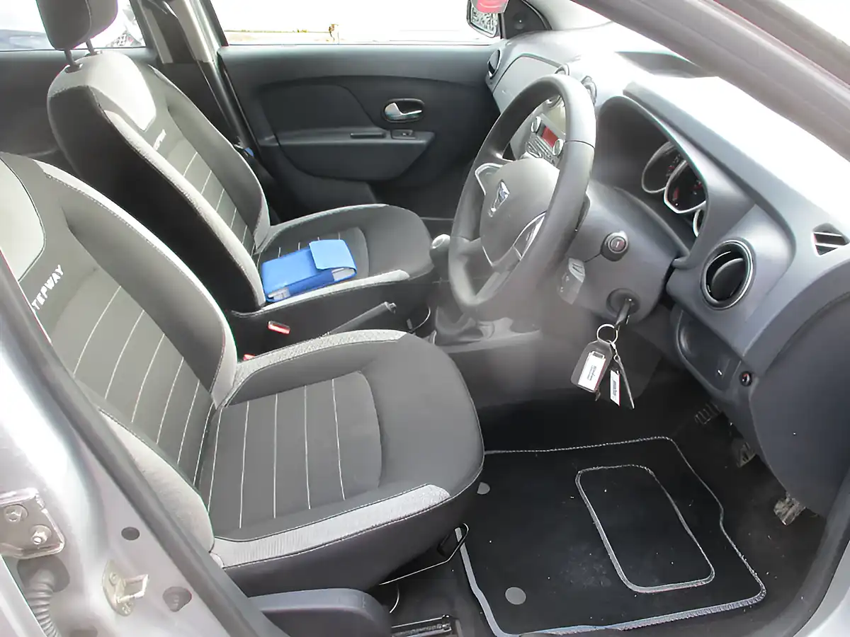 Used 2017 Dacia Sandero Stepway Ambiance Silver - Interior and Exterior details 15