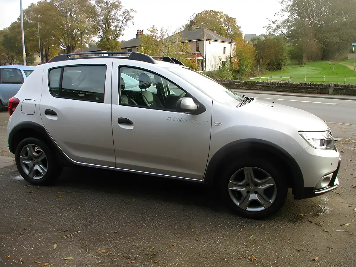 Used 2017 Dacia Sandero Stepway Ambiance Silver - Interior and Exterior details 4