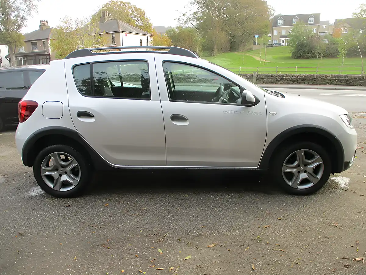 Used 2017 Dacia Sandero Stepway Ambiance Silver - Interior and Exterior details 5