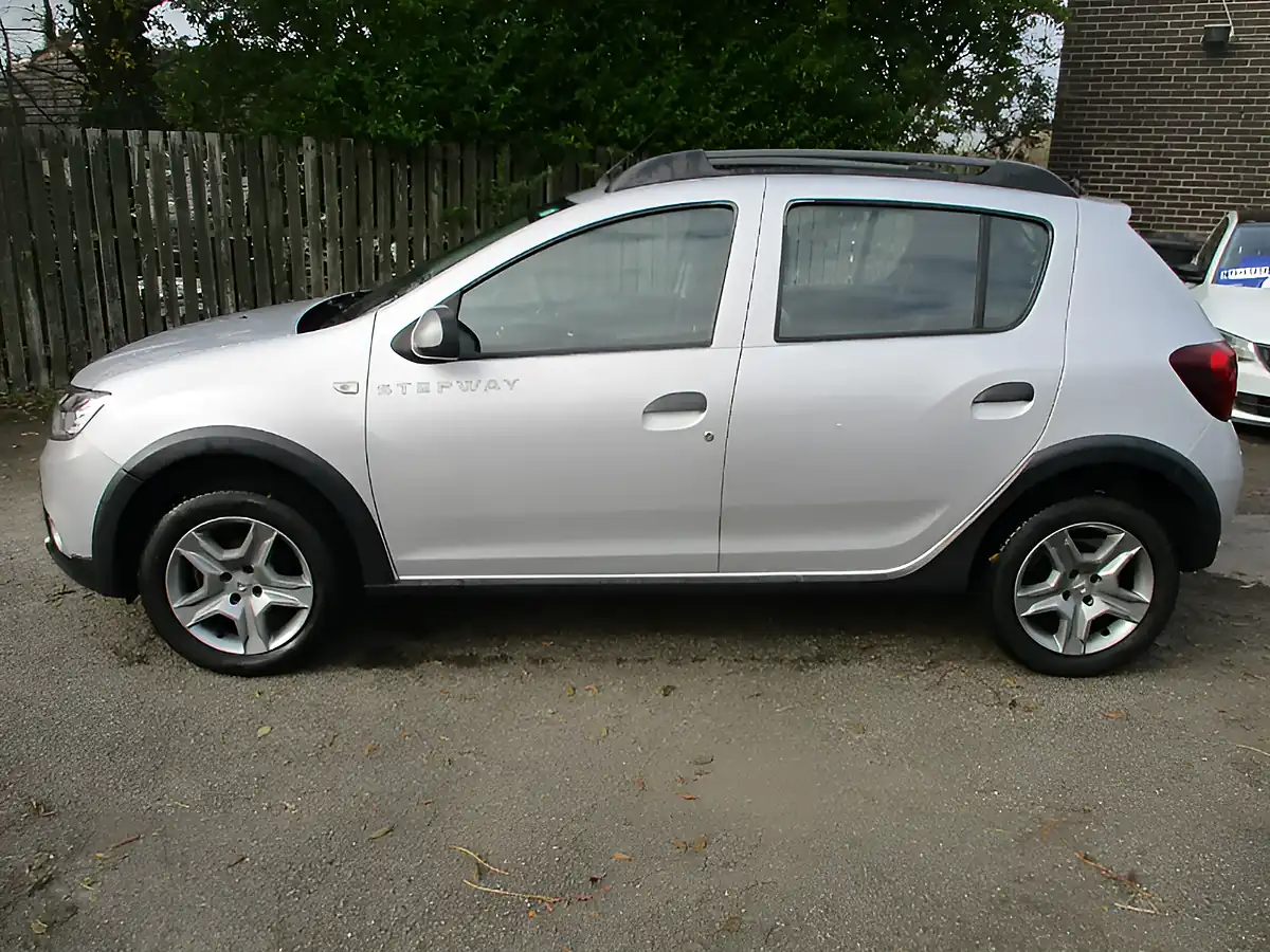 Used 2017 Dacia Sandero Stepway Ambiance Silver - Interior and Exterior details 9