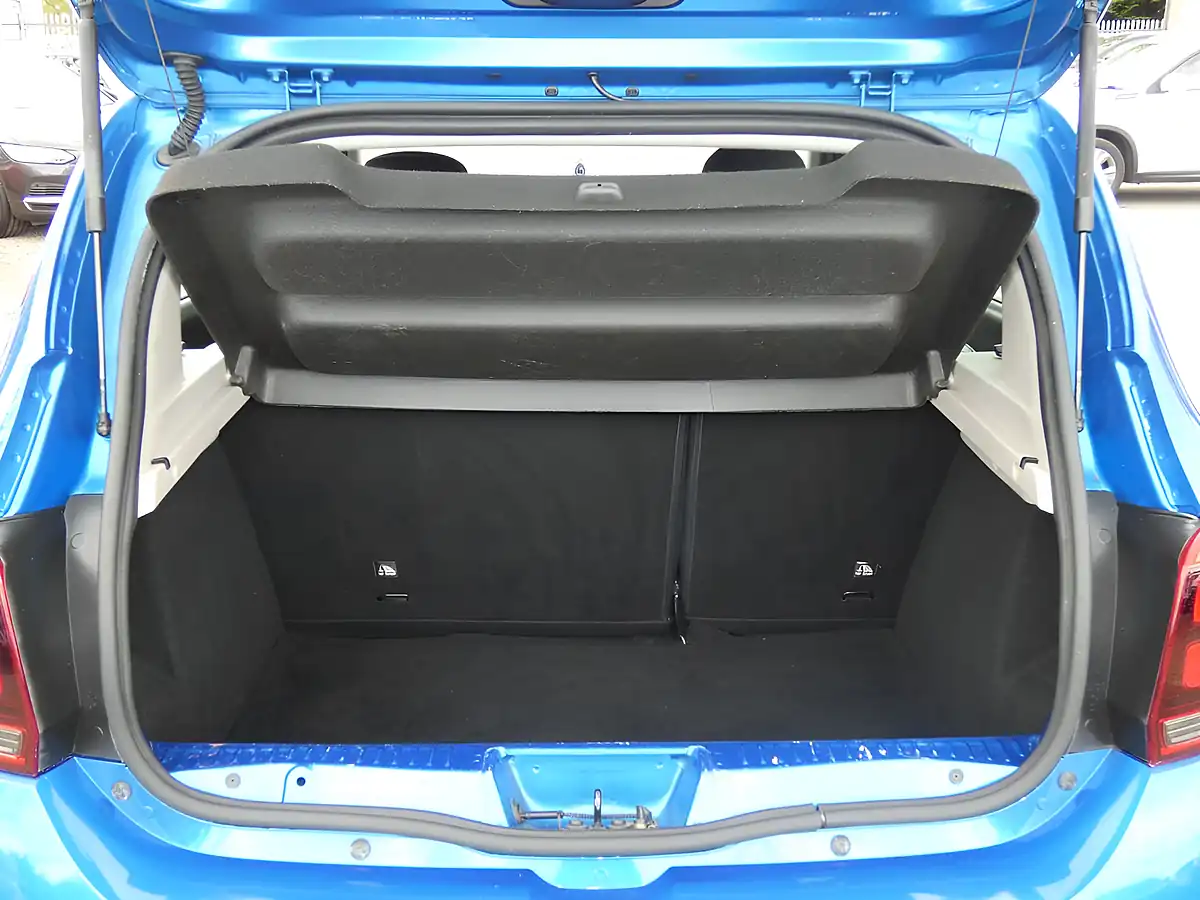 Used 2017 Dacia Sandero Stepway Laureate Azurite Blue - Interior and Exterior details 13