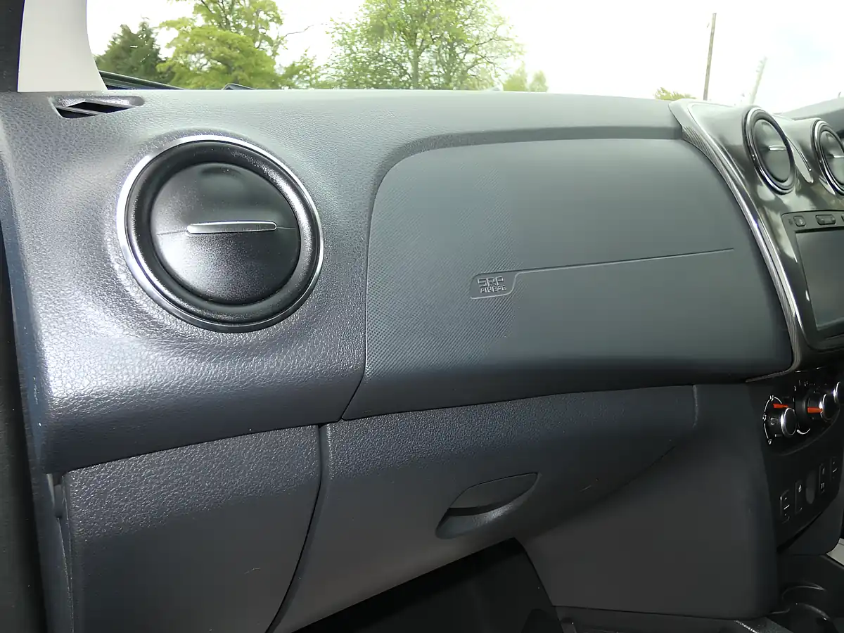 Used 2017 Dacia Sandero Stepway Laureate Azurite Blue - Interior and Exterior details 16