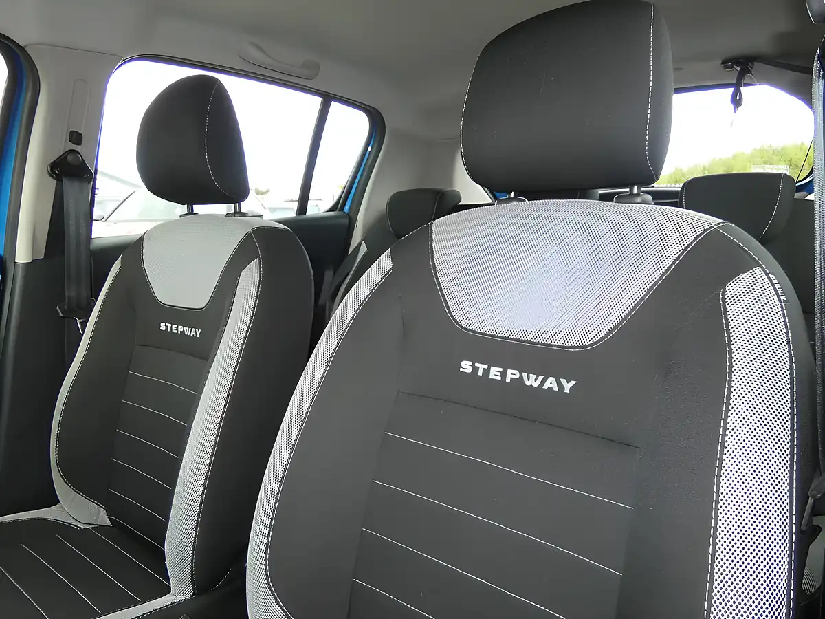 Used 2017 Dacia Sandero Stepway Laureate Azurite Blue - Interior and Exterior details 17