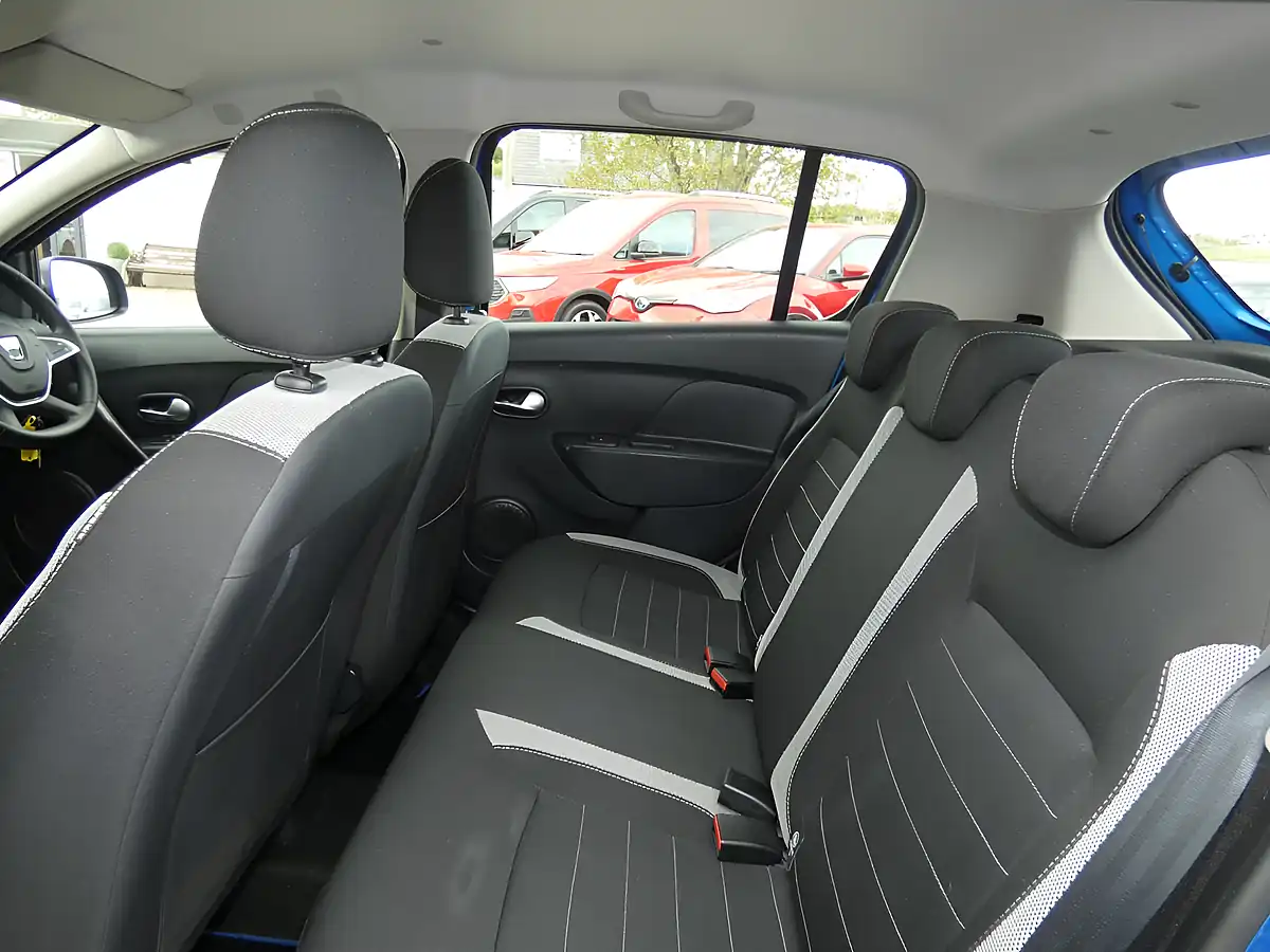 Used 2017 Dacia Sandero Stepway Laureate Azurite Blue - Interior and Exterior details 18