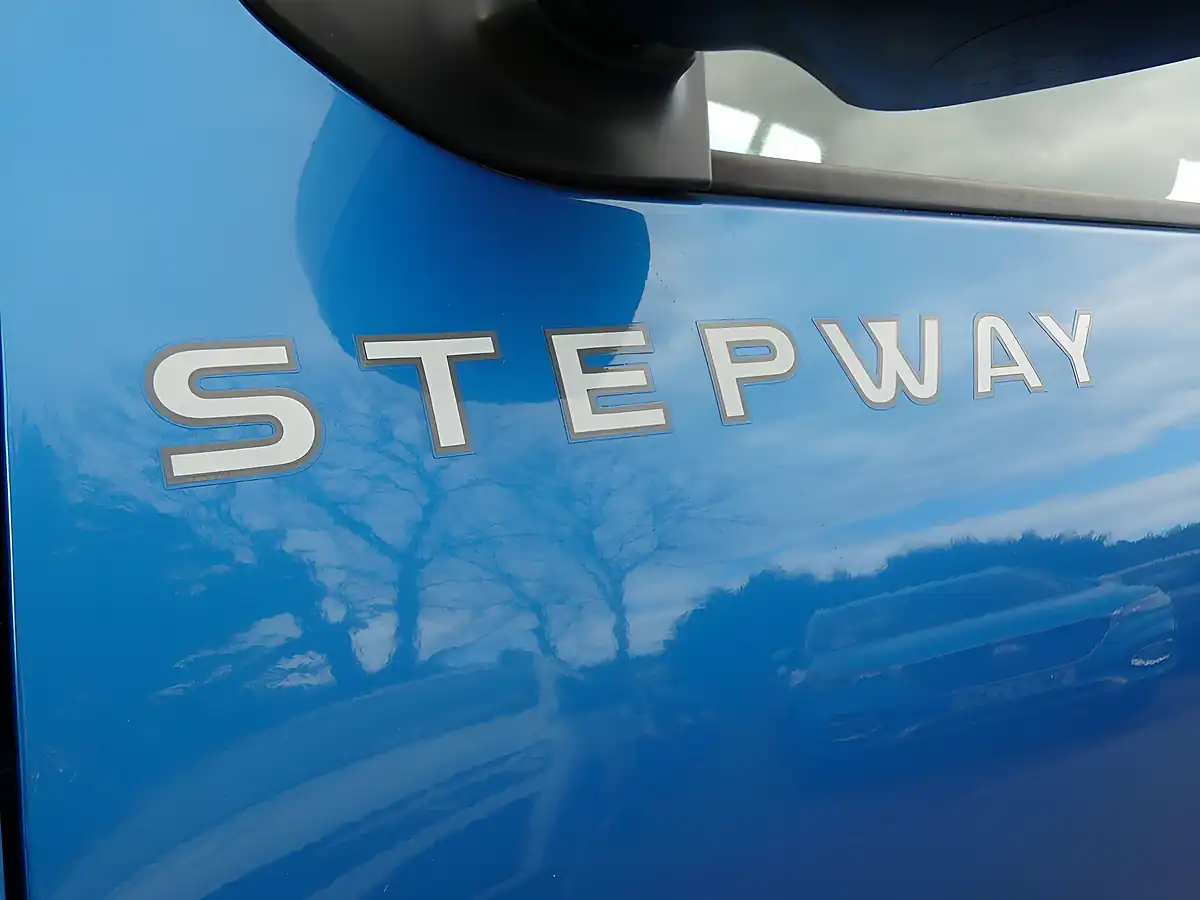 Used 2017 Dacia Sandero Stepway Laureate Azurite Blue - Interior and Exterior details 8