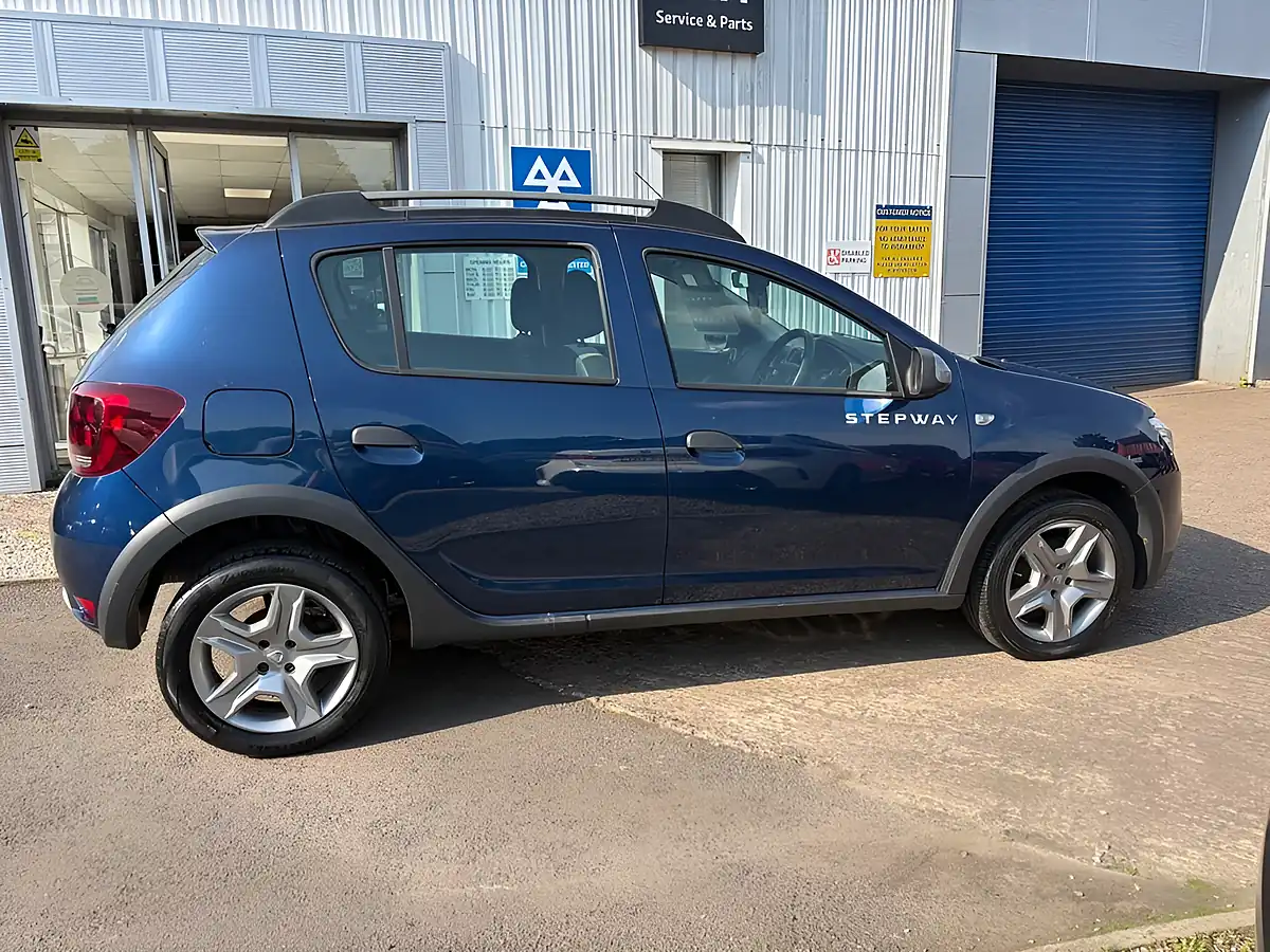 Used 2017 Dacia Sandero Stepway Laureate Blue - Interior and Exterior details 9