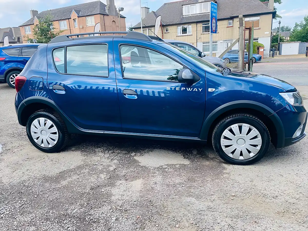 Used 2017 Dacia Sandero Stepway Laureate Blue - Interior and Exterior details 10