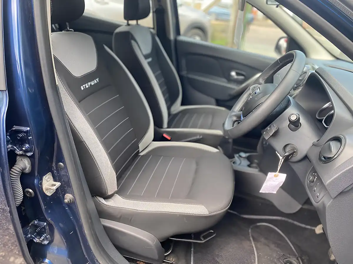 Used 2017 Dacia Sandero Stepway Laureate Blue - Interior and Exterior details 13