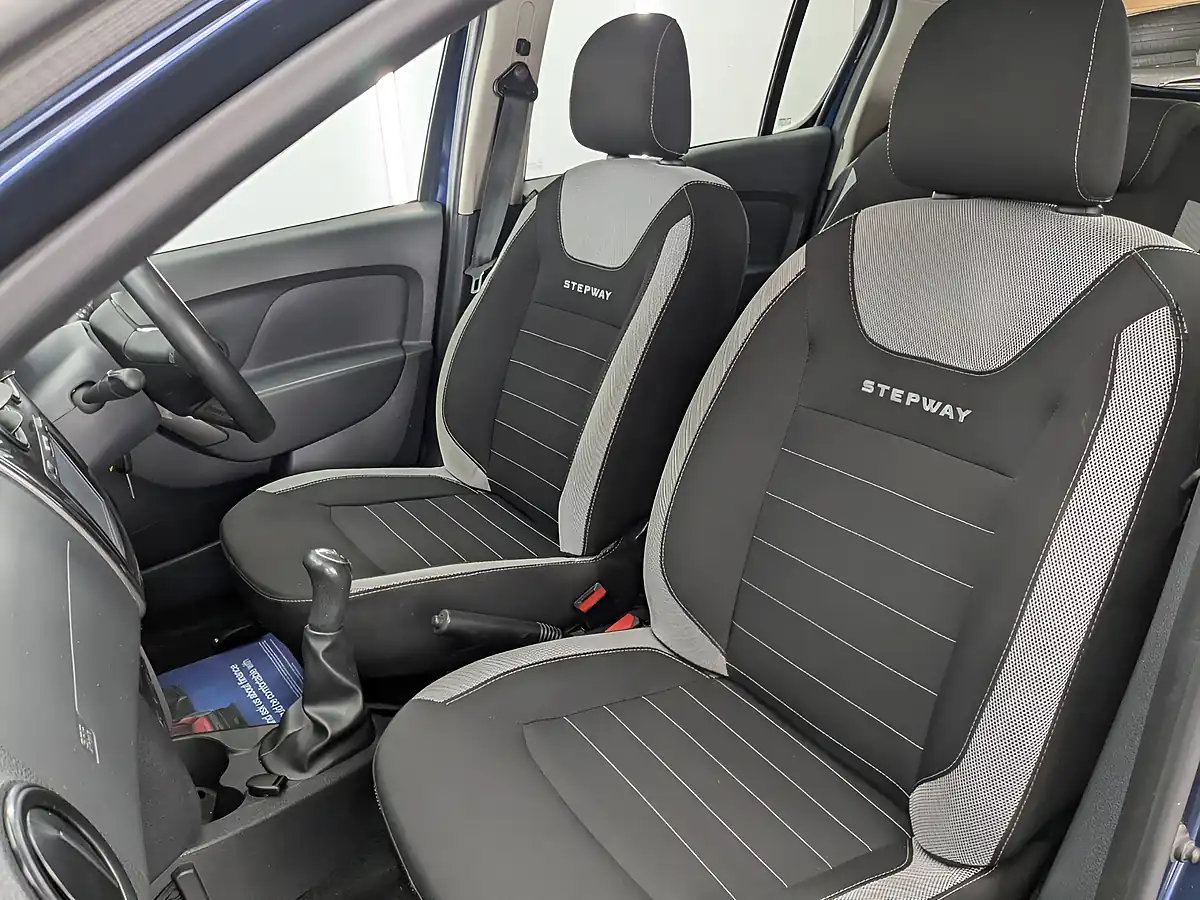Used 2017 Dacia Sandero Stepway Laureate Cosmos Blue - Interior and Exterior details 13