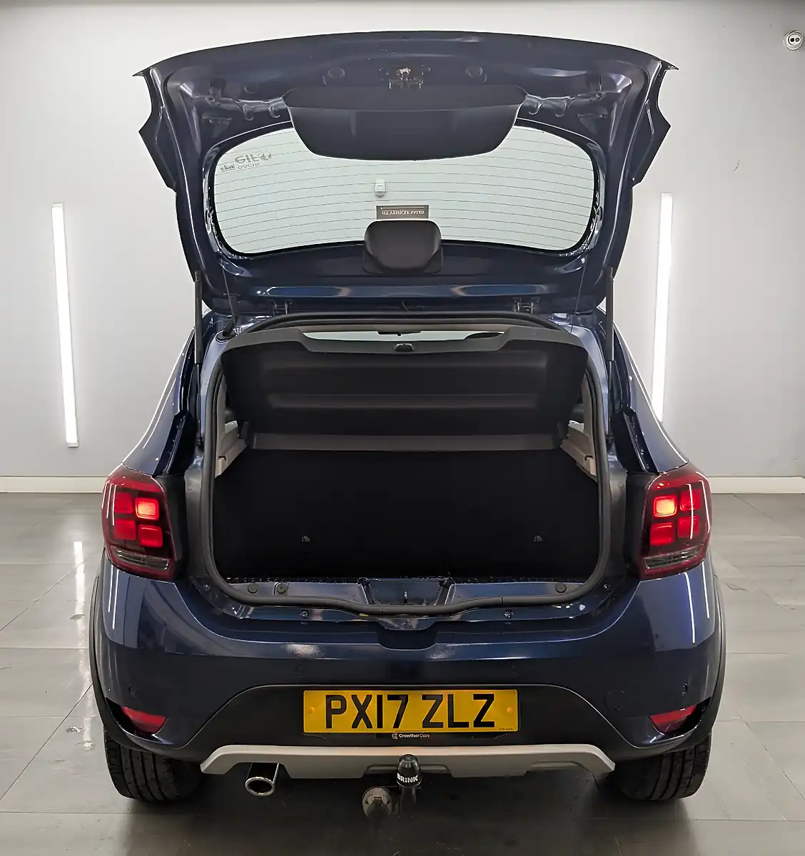 Used 2017 Dacia Sandero Stepway Laureate Cosmos Blue - Interior and Exterior details 9