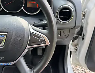 Used 2017 Dacia Sandero Stepway Laureate Glacier White - Interior and Exterior details 13