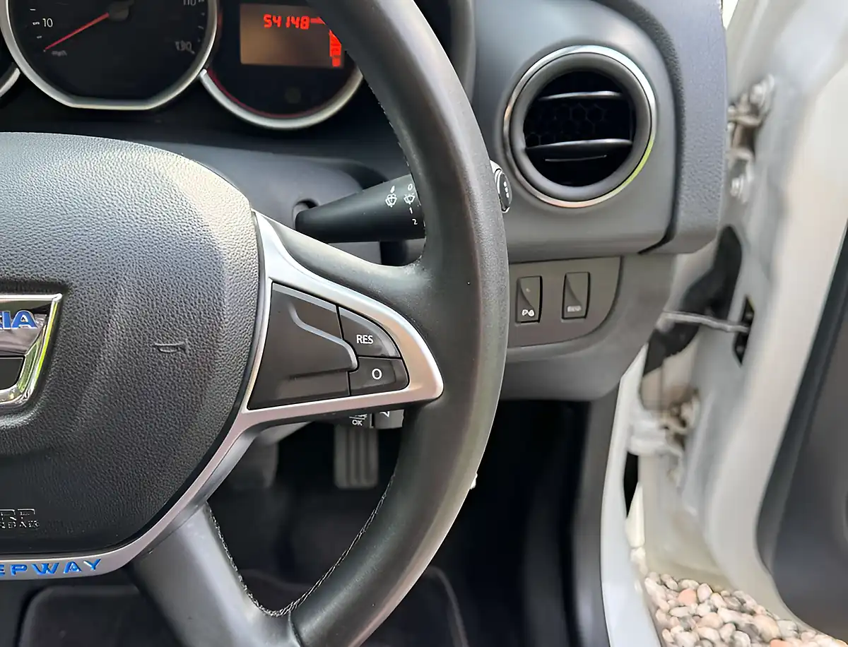 Used 2017 Dacia Sandero Stepway Laureate Glacier White - Interior and Exterior details 13