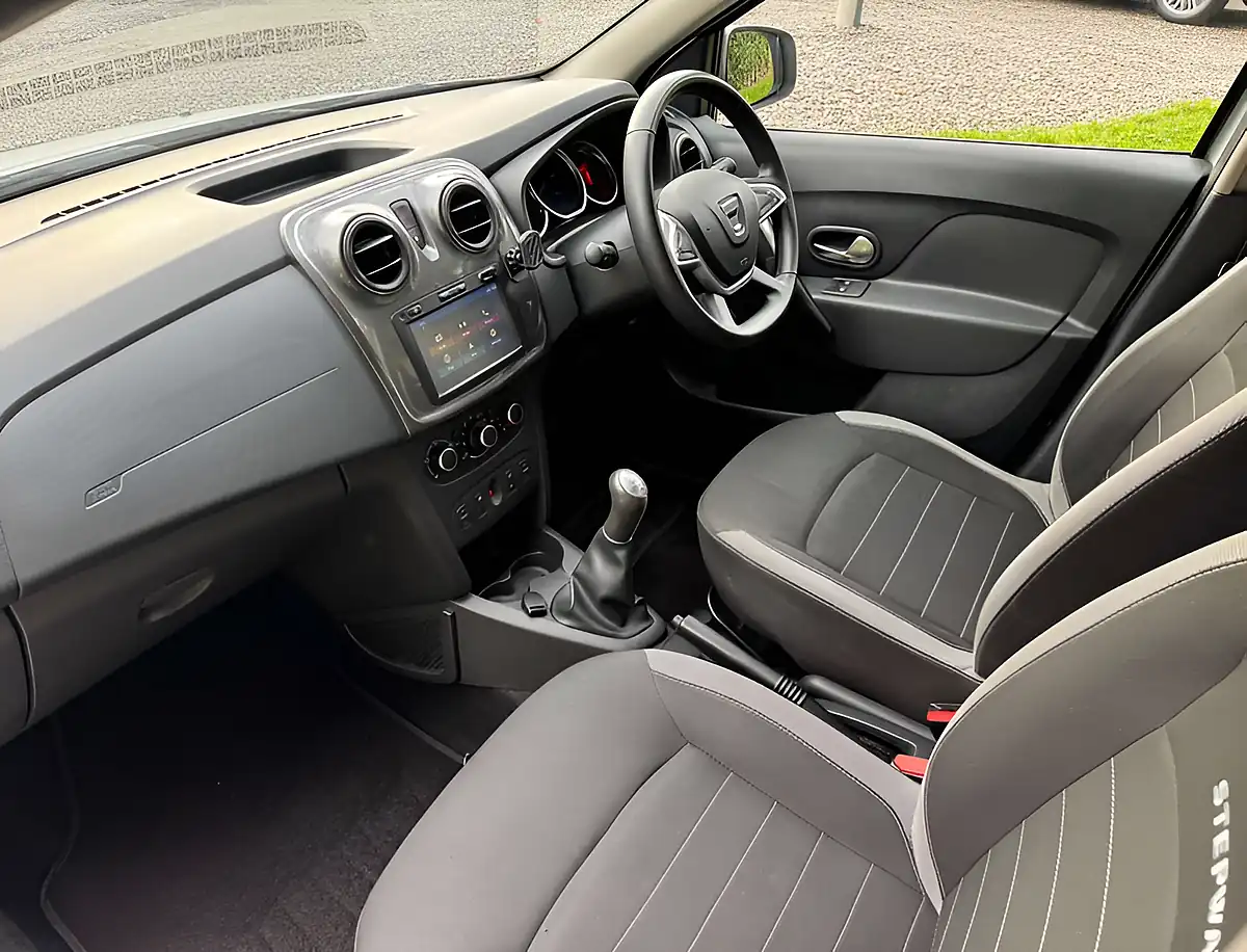 Used 2017 Dacia Sandero Stepway Laureate Glacier White - Interior and Exterior details 16