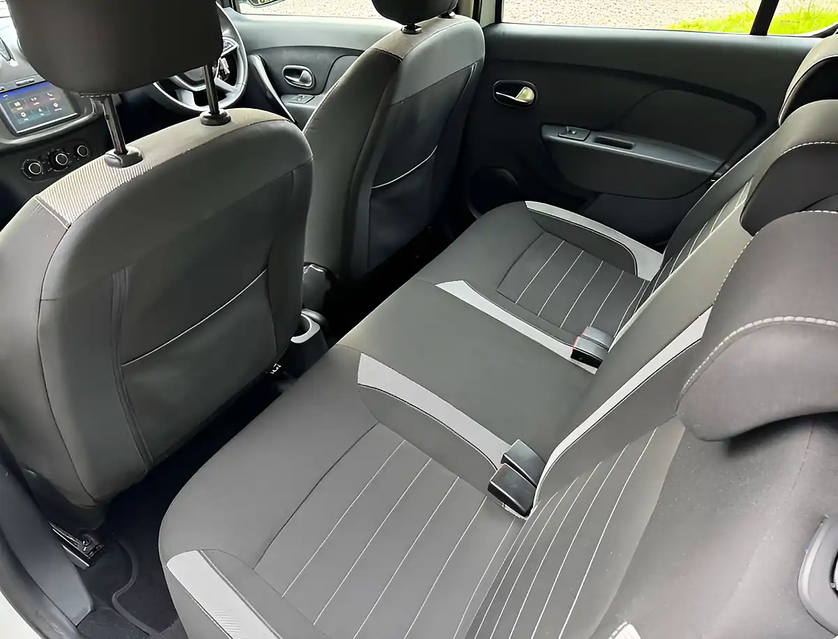 Used 2017 Dacia Sandero Stepway Laureate Glacier White - Interior and Exterior details 18